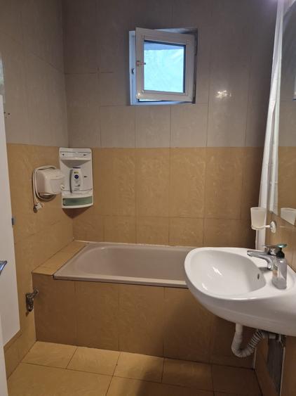 Apartament cu 3 camere semidecomandat în Dristor