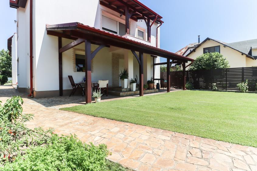 Duplex cu 4 camere cu Canalizare în 1 Decembrie