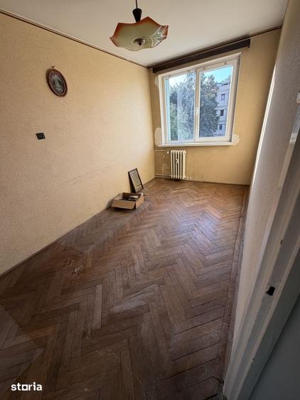 Apartament cu 3 camere semidecomandat în Calea București