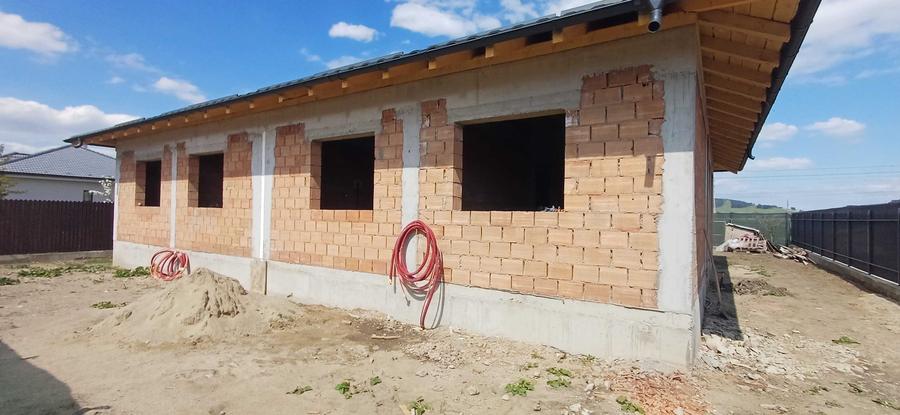 Casă cu 3 camere în Sânpetru