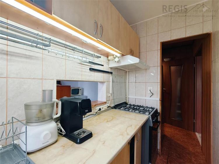 Apartament cu 3 camere semidecomandat în Florilor