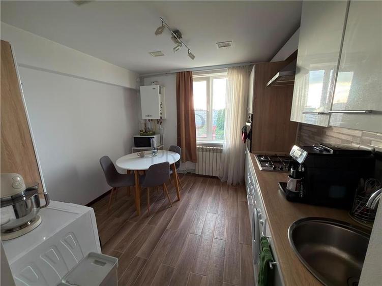 Apartament cu 3 camere semidecomandat, mobilat în Semicentral