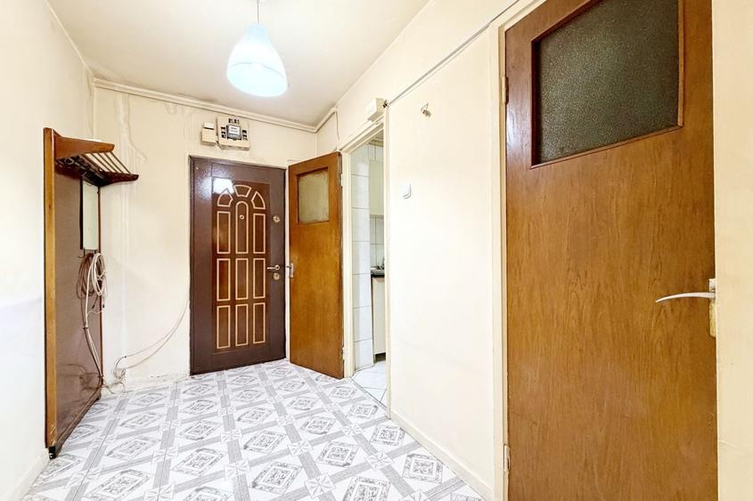 Apartament cu 3 camere semidecomandat în Titan