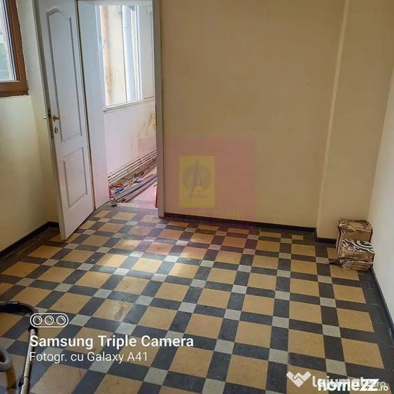 Apartament cu 5 camere semidecomandat în Mitropolie