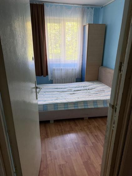 Apartament cu 3 camere semidecomandat în Ostroveni