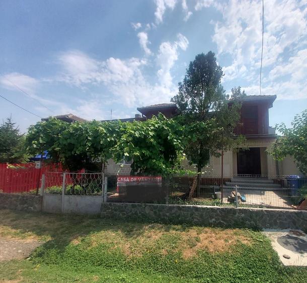 Casă cu 4 camere în Biruința