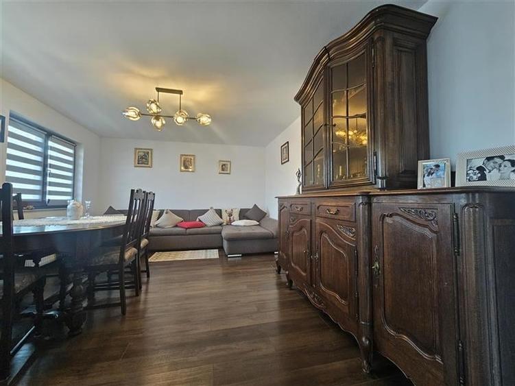 Casă individuală cu 6 camere cu Teren 740 Mp în Vest