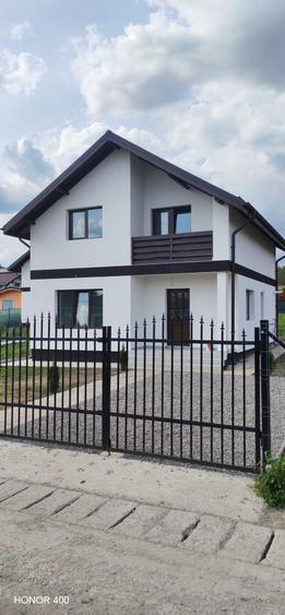 Casă cu 4 camere în Bănești