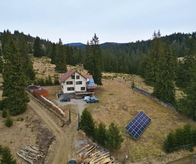 Casă individuală cu 10 camere cu Canalizare în Comandău
