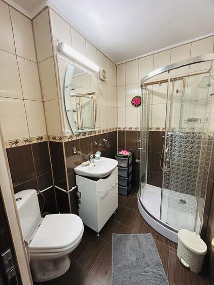 Apartament cu 2 camere semidecomandat în Craiovei