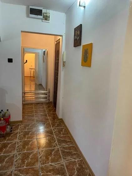 Apartament cu 2 camere semidecomandat, mobilat în Girocului