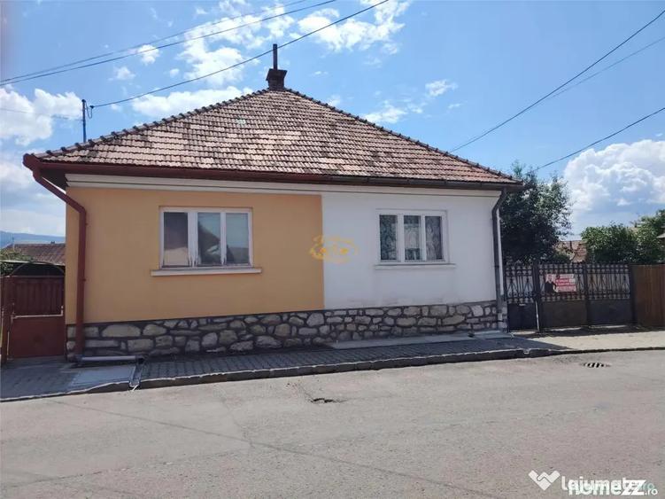 Casă cu 2 camere cu Teren 469 Mp în Central