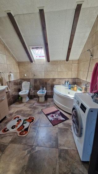Casă individuală cu 5 camere cu Canalizare în Satulung