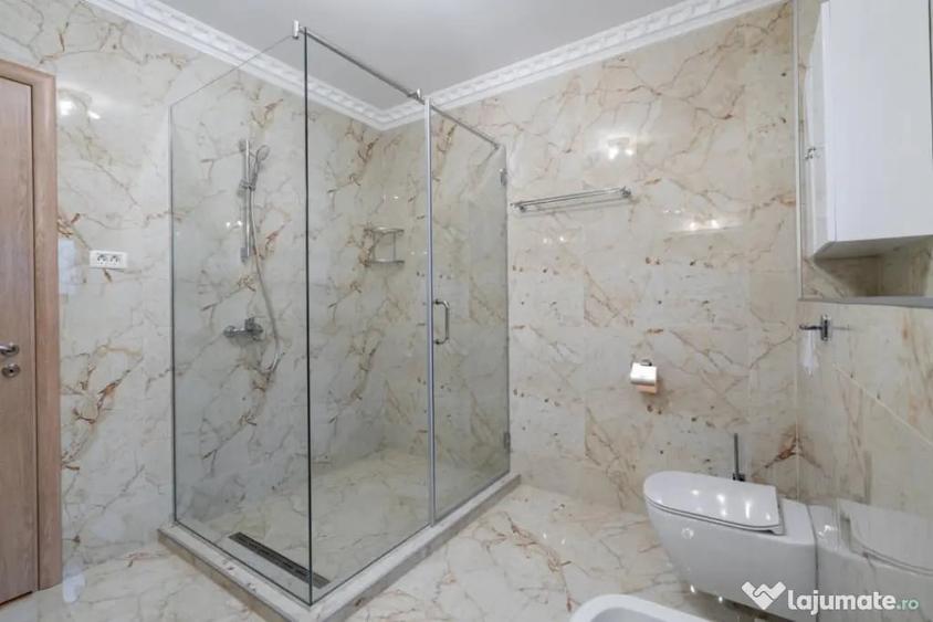 Casă cu 7 camere cu Teren 492 Mp în 1 Decembrie