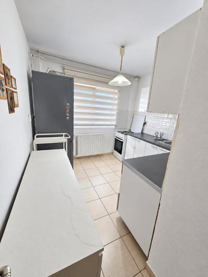 Apartament cu 3 camere semidecomandat în Baba Novac