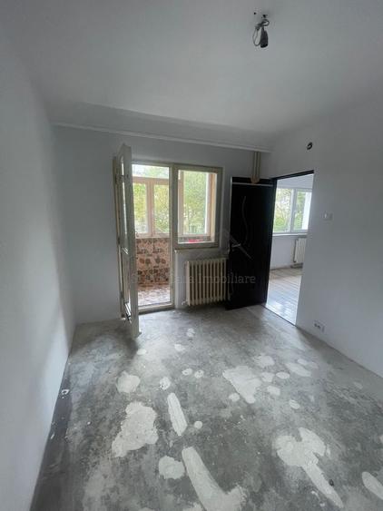 Apartament cu 3 camere nedecomandat în Mircea cel Bătrân