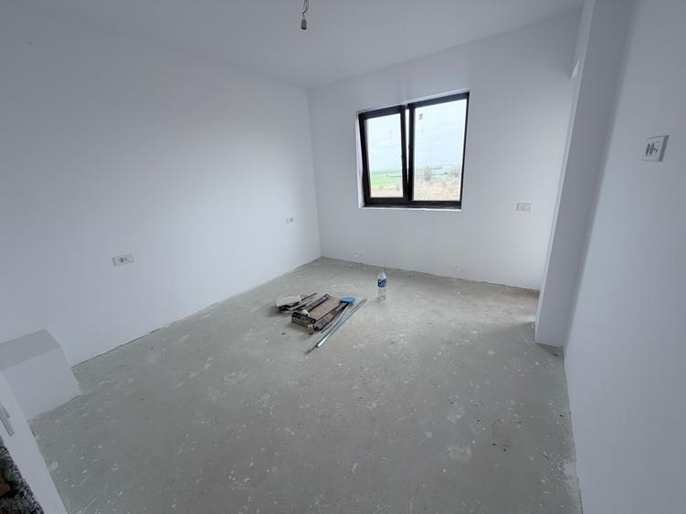 Casă individuală cu 5 camere cu Teren 492 Mp în Exterior Sud