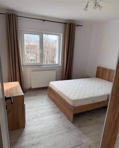 Apartament cu 3 camere decomandat în Tractorul