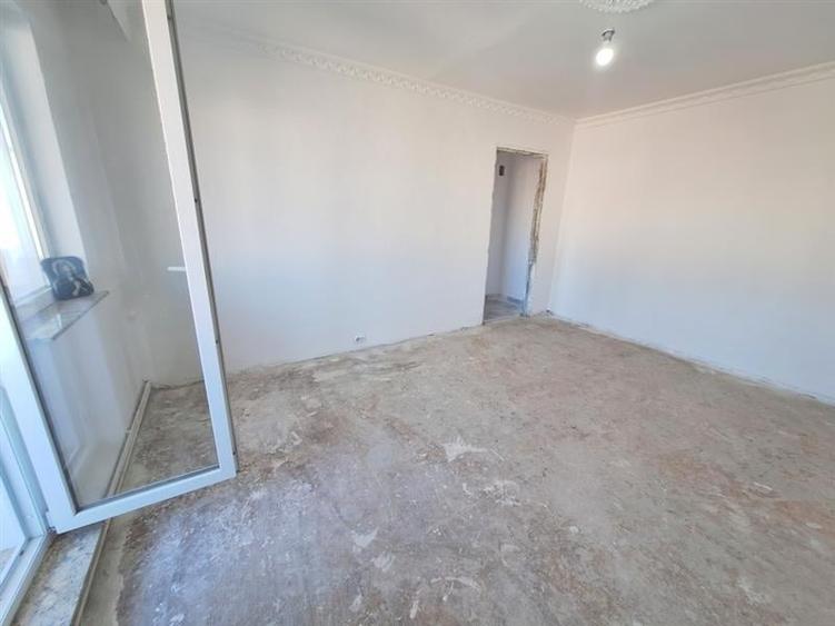 Apartament cu 2 camere semidecomandat în 9 Mai