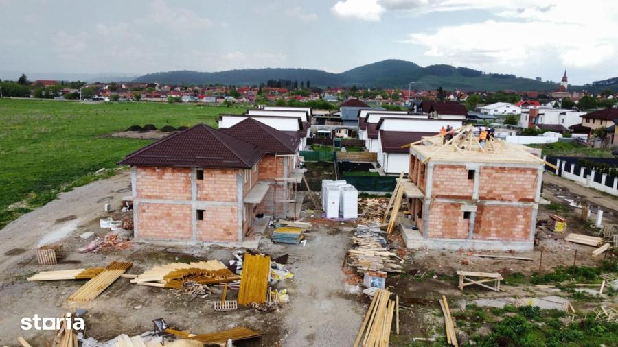 Casă cu 4 camere cu Teren 250 Mp în Sânpetru