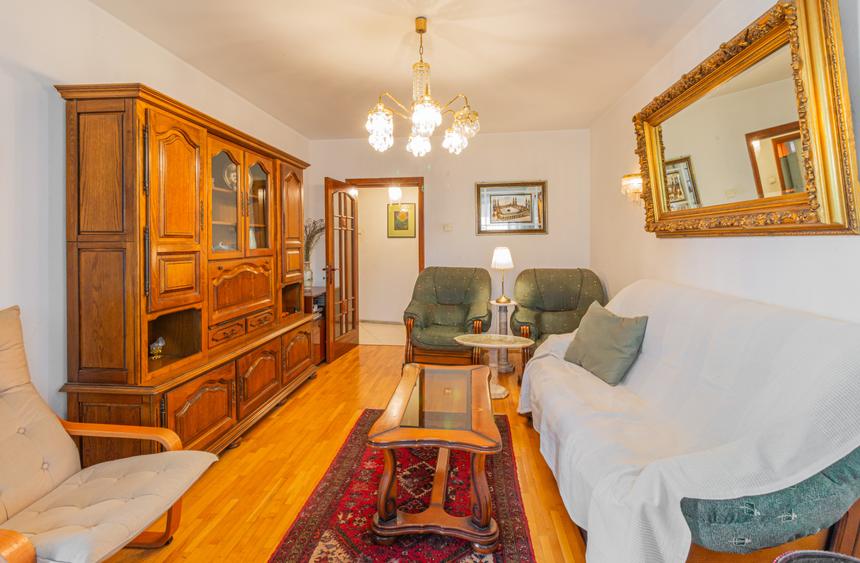 Apartament cu 4 camere decomandat, mobilat în Tineretului