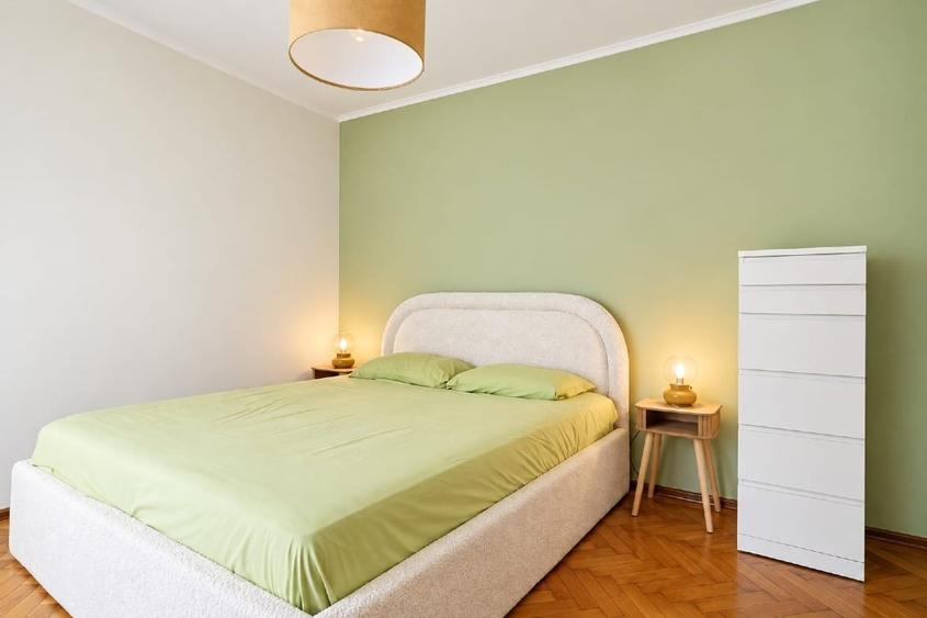 Apartament cu 3 camere semidecomandat, mobilat în Titan