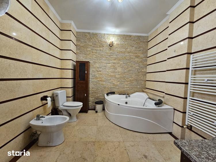 Casă cu 6 camere cu Teren 250 Mp în Central