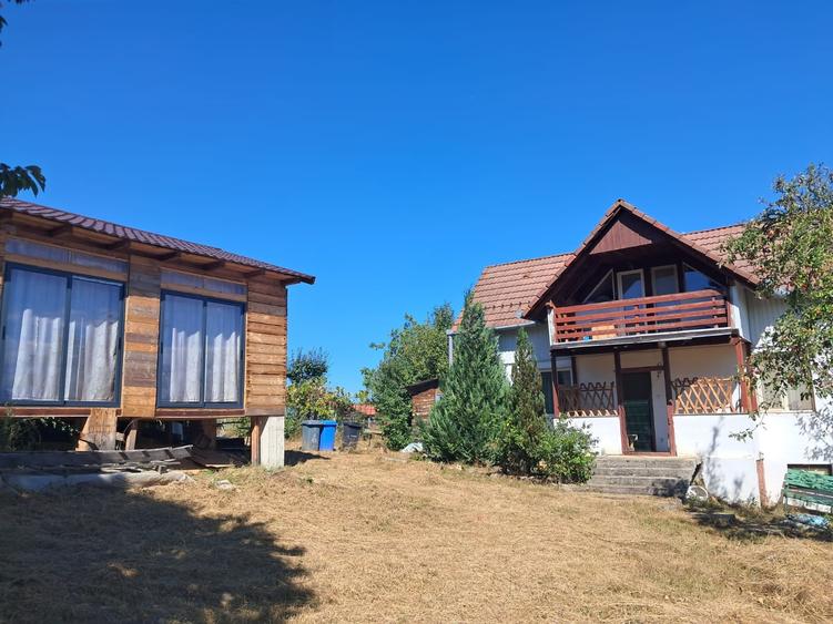 Casă individuală cu 4 camere cu Teren 4000 Mp în Roșia
