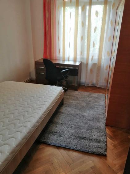 Apartament cu 3 camere decomandat în Cornișa