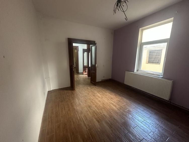 Casă cu 3 camere cu Teren 30 Mp în Central
