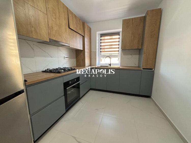 Apartament cu 3 camere decomandat în Tractorul