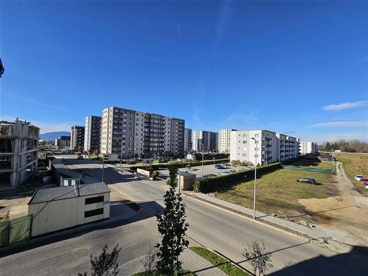 Apartament cu 3 camere decomandat, mobilat în Tractorul