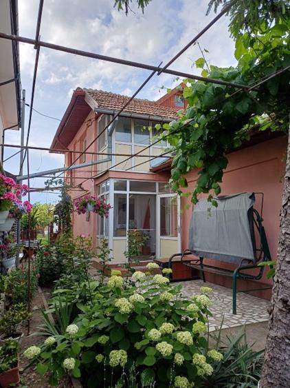 Casă individuală cu 4 camere cu Canalizare în Vest