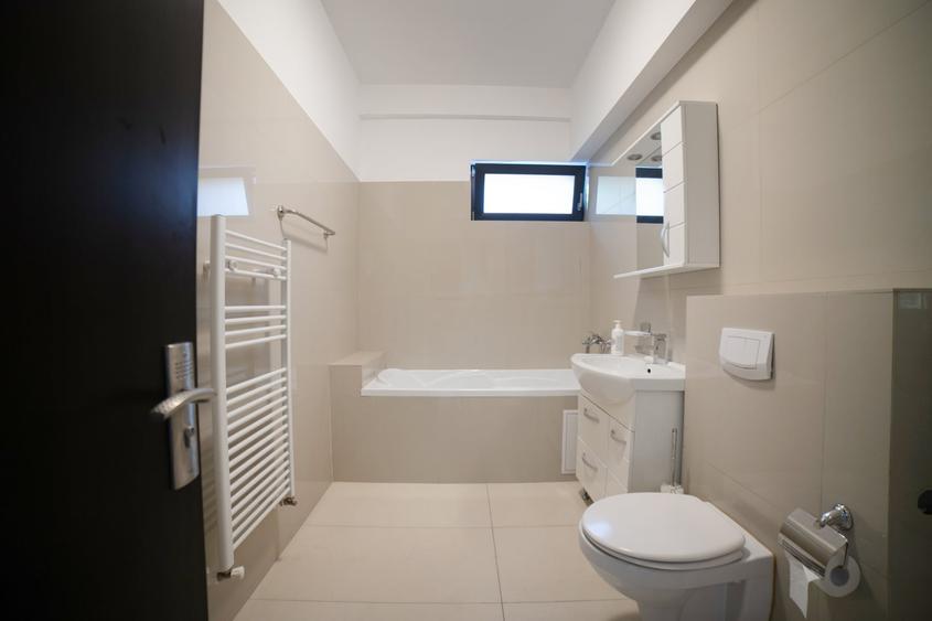 Apartament cu 2 camere semidecomandat, mobilat în Turda