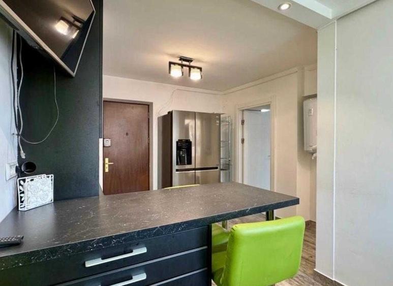 Apartament cu 3 camere semidecomandat în Obor