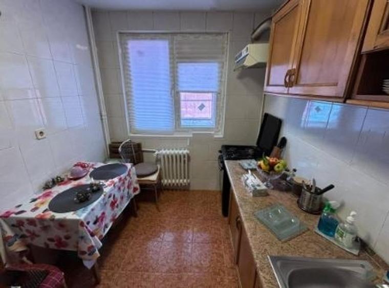 Apartament cu 3 camere semidecomandat, mobilat în Titan