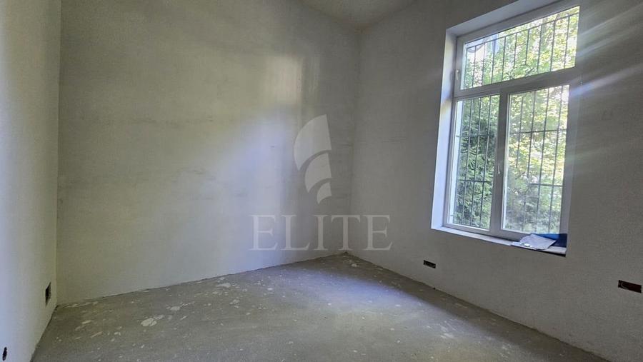 Apartament cu 4 camere semidecomandat în Central