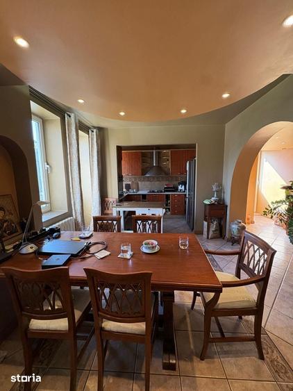 Casă cu 6 camere cu Teren 390 Mp în Tei