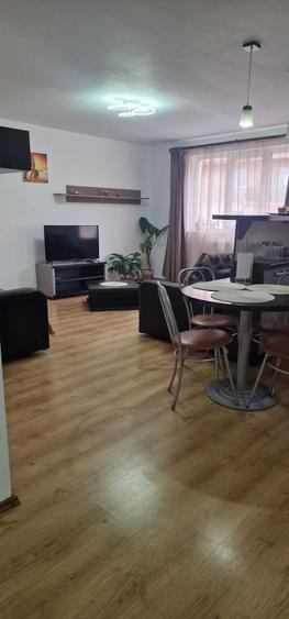 Apartament cu 3 camere decomandat în Hipodrom 3