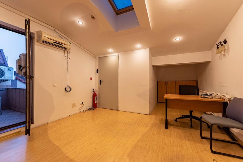 Casă individuală cu 8 camere cu Canalizare în Titulescu