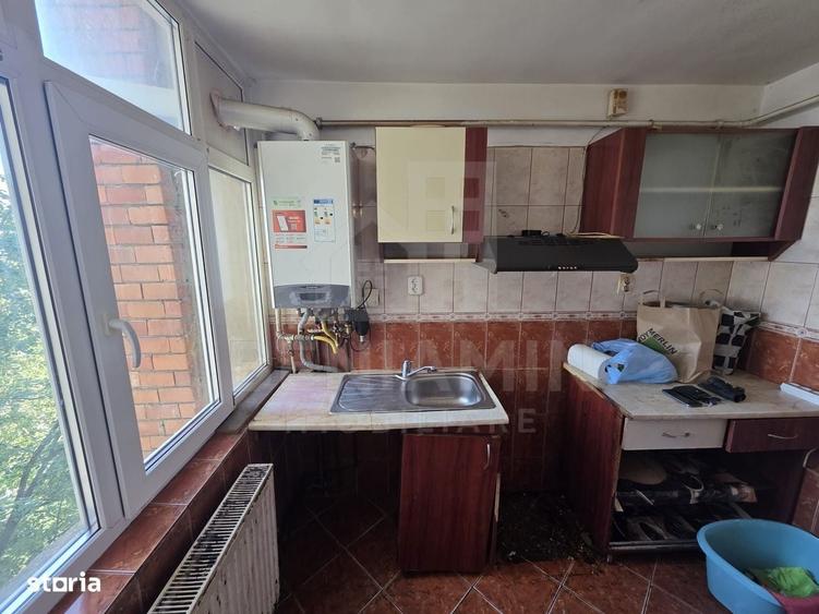 Apartament cu 3 camere decomandat în Craiovița Nouă