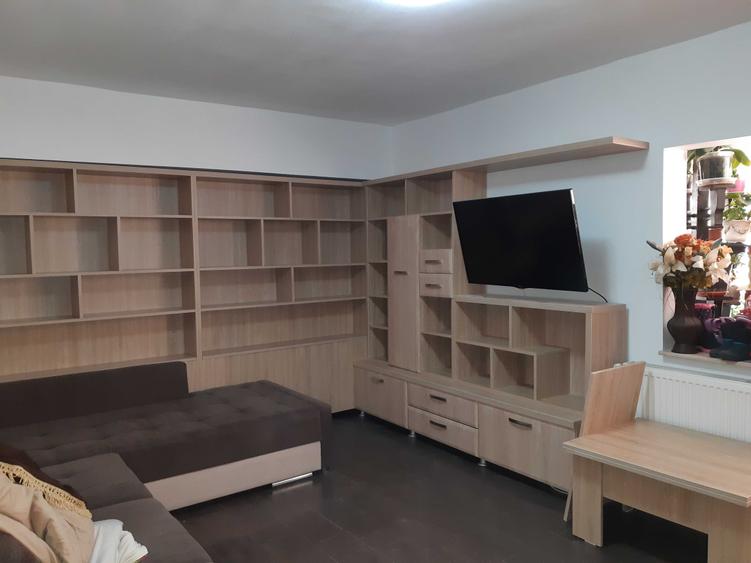 Apartament cu 4 camere decomandat în Apusului