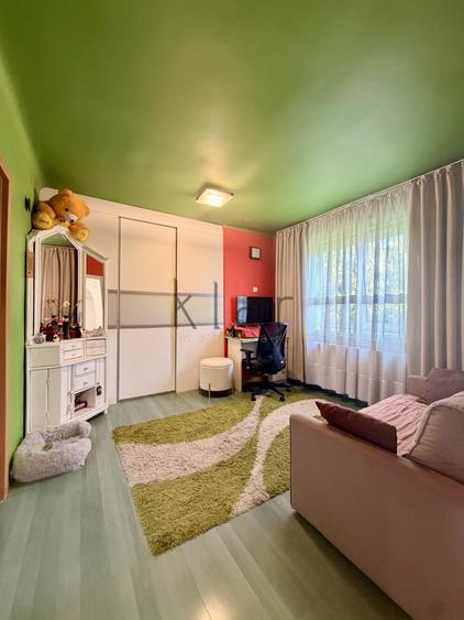 Apartament cu 3 camere semidecomandat, mobilat în Central