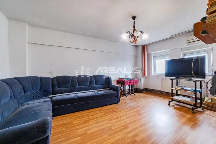 Apartament cu 3 camere decomandat în Băncilor