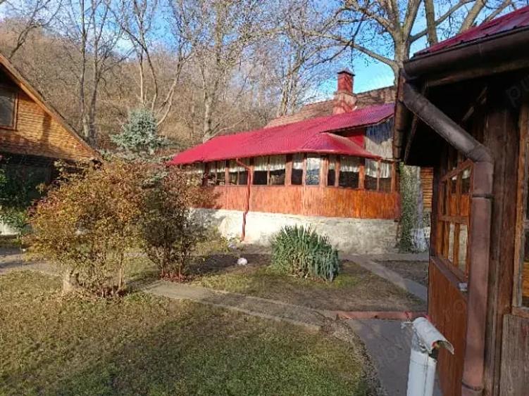 Casă cu 6 camere cu Teren 6500 Mp în Izvoarele