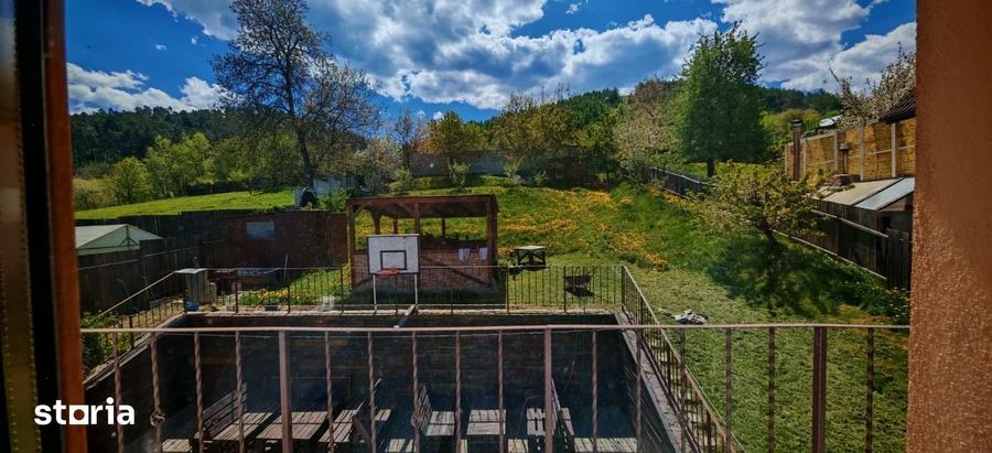 Casă cu 6 camere decomandat cu Teren 1215 Mp în Central