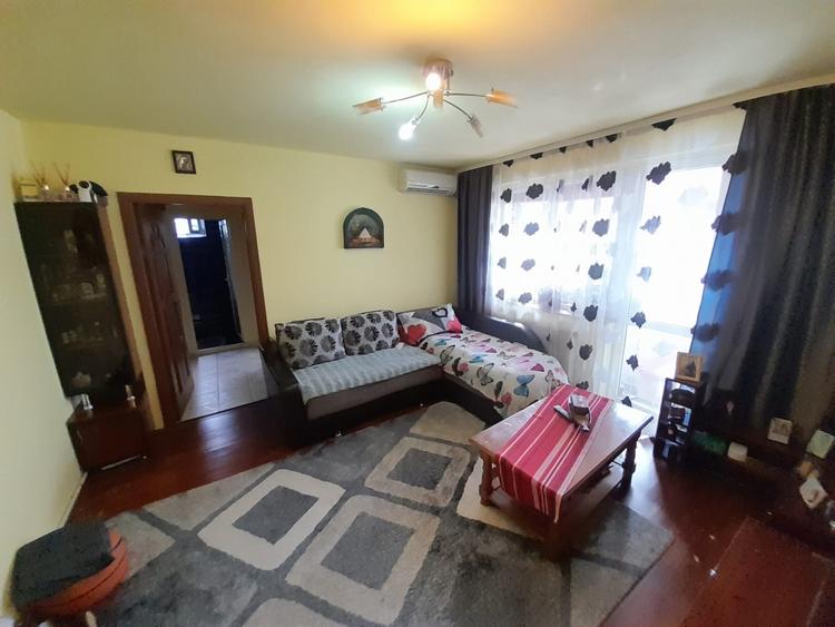 Apartament cu 3 camere semidecomandat, mobilat în Independenței