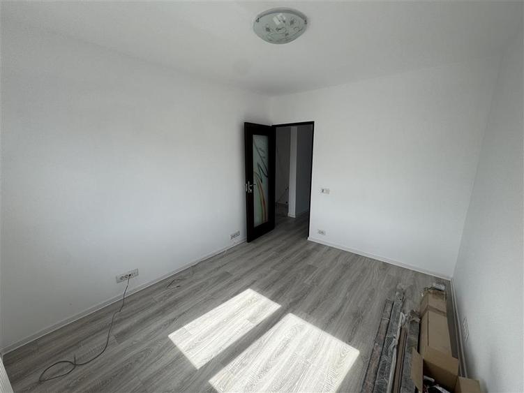 Apartament cu 3 camere semidecomandat în Iosia