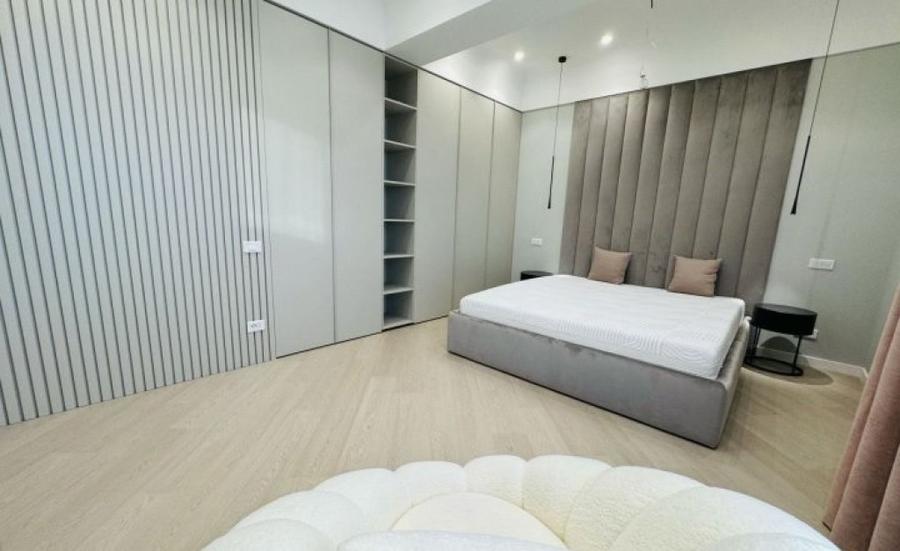 Apartament cu 4 camere decomandat în Tineretului
