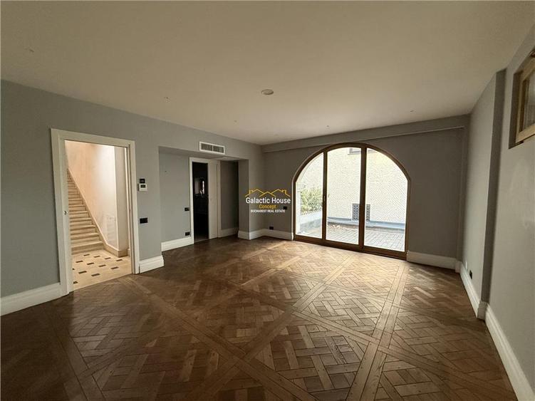 Casă cu 9 camere cu Teren 200 Mp în Central